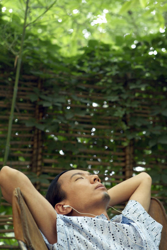 东方人,成年人,脸,头,脸颊,一个人,公园,睡,竖图,室外,白天,留白,正面,度假,满意,自由,竹子,椅子,北京,中国,亚洲,仅一个男性,仅一个人,耳塞,音乐,听,音乐播放器,托腮,休闲装,肩膀,饮料,仅一个年轻男性,绿色,自然,耳机,耳麦,随身听,夏天,靠,靠着,休息,休闲,健康,放松,个性,想,摄影,生活方式,午睡,宁静,环境,酷,享乐,清新,想象,MP3播放器,东亚,无忧无虑,男人,男性,年轻男性,亚洲人,中国人,年轻人,头部,脸部,脸蛋,面部,休闲活动,闭着眼睛,困,困觉,寝息,睡觉,躺着,坐着,彩图,爱,欢乐,播放器,小睡,bj175