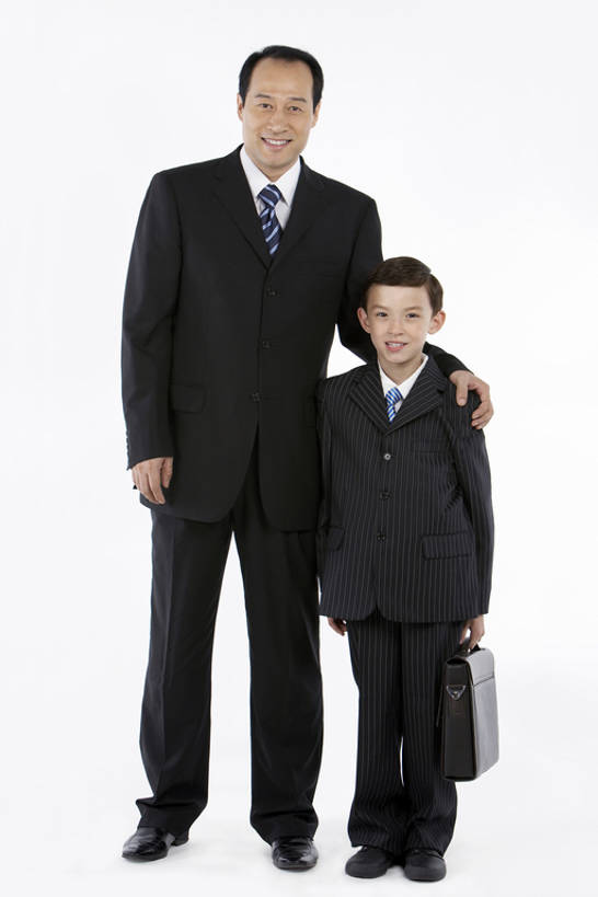东方人,儿童,成年人,中年人,两个人,家庭,父亲,儿子,兄弟,姐妹,商务人士,站,笑,微笑,竖图,抠图,白色背景,正面,西装,商务,快乐,兴奋,幸福,纯洁,运气,骄傲,信心,技术,手提箱,鞋子,北京,中国,亚洲,握,准备,套装,服装,正装,并排,工作,公文包,领带,注视,布置,刺激,小孩,衣服,白色,观察,看,站着,职业,概念,个性,活力,可爱,童年,童趣,想,无辜,凝视,握着,摄影,服饰,生长,观看,技巧,希望,出售,协助,复杂,察看,创造力,专心,操作,享乐,练习,衣着,愉悦,工作室,成就,穿着,关爱,关注,智力,销售,肖像,爱好,出示,手艺,选择,合伙,代表,贩卖,挑战,想象,童真,东亚,烂漫,无邪,发展,收集,一套,衣饰,技能,技艺,无忧无虑,天真,老年男性,男孩,男人,男性,中年男性,亚洲人,中国人,孩子,白领,售货员,站立,彩图,全身,影棚拍摄,装扮,妙技,焦距,男生,本领,精力,亲子装,商业活动,摆拍,bj175