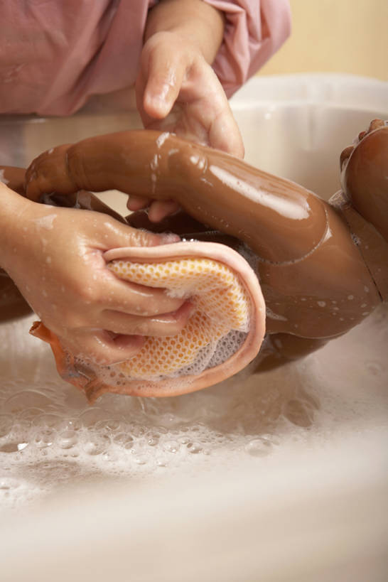 东方人,婴儿,儿童,手,一个人,教师,站,竖图,室内,白天,快乐,友谊,幸福,纯洁,水,玩具,北京,中国,亚洲,湿,握,朦胧,模糊,海绵,篮子,盆,娃娃,教育,玩,T恤,一个,小孩,泡泡,站着,教室,概念,浴盆,可爱,童年,童趣,无辜,模仿,握着,摄影,活泼,生长,生活方式,单个,协调,部分,卫生,享乐,练习,愉悦,关爱,运送,宝宝,雨衣,爱好,想象,童真,弹性,东亚,纯真,烂漫,无邪,教员,防水服,无忧无虑,伶俐,天真,男孩,男人,男性,女孩,亚洲人,中国人,孩子,老师,设计,休闲活动,清洗,洗涤,站立,彩图,焦距,先生,男生,好奇心,bj175