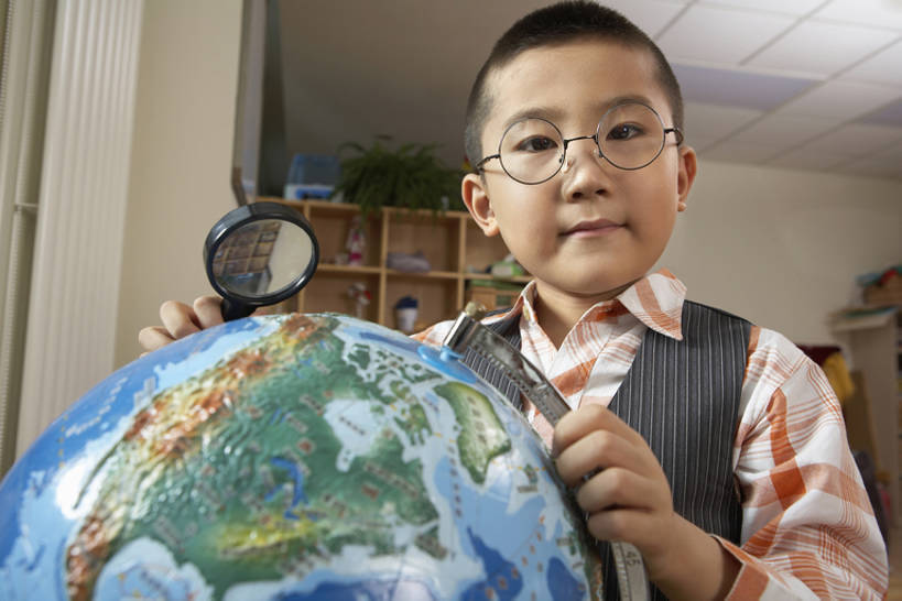 东方人,婴儿,儿童,头发,一个人,学生,学校,站,微笑,横图,室内,特写,白天,正面,衬衫,快乐,通讯,友谊,幸福,纯洁,窗户,书架,玩具,椅子,北京,中国,亚洲,仅一个男性,仅一个人,握,星球,地球仪,放大镜,眼镜,世界地图,地球,教育,注视,牛仔裤,小孩,黑色,观察,看,试穿,手势,站着,仅一个小孩,教室,概念,可爱,探索,童年,童趣,无辜,读,握着,幼儿园,摄影,活泼,生长,生活方式,放大,观看,协调,察看,知识,享乐,练习,愉悦,关爱,关注,运送,智力,宝宝,爱好,想象,童真,弹性,东亚,纯真,烂漫,无邪,早教,技能,无忧无虑,生物学家,自然地理,能力,伶俐,认真,天真,男孩,男人,男性,亚洲人,中国人,孩子,设计,休闲活动,站立,半身,彩图,焦距,男生,打手势,摆拍,好奇心,bj175