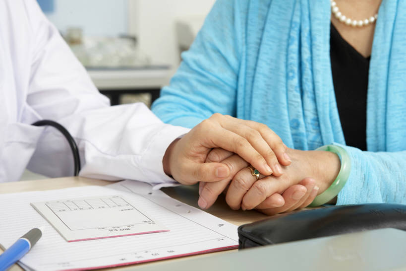 东方人,成年人,中年人,老年人,手,两个人,医生,病人,医院,横图,x光片,室内,白天,技术,植物,窗户,北京,中国,亚洲,握,药,检查,朦胧,模糊,辐射,科学,医学,测量,眼镜,墙,图像,书桌,听诊器,医护人员,医疗人员,职业,健康,手指,血液,探索,服务,握着,摄影,技巧,部分,安慰,权威,体检,医疗,疾病,血压计,科学技术,x射线,关爱,手艺,x光,东亚,实验服,胆固醇,技能,技艺,信任,老年女性,女人,女性,中年女性,亚洲人,中国人,手臂,大夫,手牵手,坐着,彩图,妙技,奖杯,电磁波,电磁辐射,本领,门诊部,体格检查,诊疗室,bj175