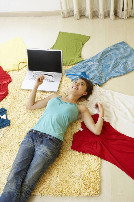 东方人,成年人,一个人,家庭,家,客厅,笑,微笑,露齿笑,竖图,室内,白天,购物,时尚,快乐,满意,通讯,兴奋,幸福,信用卡,消费,笔记本电脑,互联网,技术,植物,地板,地毯,花瓶,北京,中国,亚洲,敲打,握,丰富,房屋,公寓,联系,T恤,牛仔裤,休闲装,输入,顾客,刺激,花,衣服,框架,打字,休息,休闲,舒服,温暖,温馨,一家人,零售,握着,金融,摄影,生活方式,点击,敲击,和睦,网上购物,便利,起居室,舒适,享乐,付款,购买,房地产,选择,网上冲浪,网购,选购,贸易,东亚,血拼,无线电技术,按键,计算机,年轻女性,女人,女性,亚洲人,中国人,年轻人,电子商务,躺着,仰卧,彩图,高角度拍摄,欢乐,融洽,商业活动,bj175