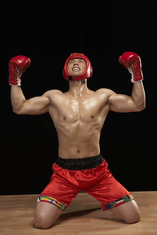 东方人,成年人,肌肉,健壮,裸体,一个人,拳击手,运动员,竖图,室内,正面,运动服,锻炼,快乐,兴奋,幸福,成功,比赛,运动,信心,竞争,拳击,汽车,北京,中国,亚洲,黑色背景,黄色背景,泳裤,服装,庆祝,拳击手套,训练,大喊,娱乐,刺激,车,衣服,黑色,安全帽,交通工具,轿车,看,站着,职业,休闲,健康,奥运,力量,人体,摄影,服饰,生活方式,体育运动,衣着,格斗,穿着,载具,田径运动员,田径运动,东亚,雪铁龙,勇气,衣饰,获胜,体育,男人,男性,年轻男性,亚洲人,中国人,年轻人,拳头,拳击家,拳击运动员,休闲活动,体育运动员,运动选手,跪着,彩图,全身,影棚拍摄,健身,凯旋,运动装,精力,韧性,摆拍,东风雪铁龙凯旋,雪铁龙凯旋,bj175