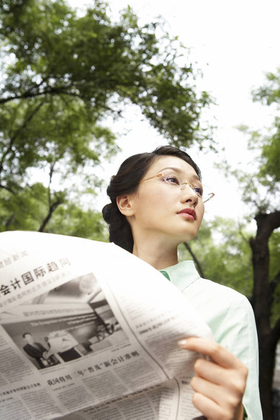 东方人,成年人,一个人,商务女性,微笑,竖图,室外,白天,正面,裙子,商务,快乐,幸福,成功,信心,技术,建筑,路,报纸,北京,中国,亚洲,仅一个年轻女性,仅一个女性,仅一个人,握,服装,检查,眼镜,人行道,注视,历史,衣服,绿色,风景,自然,夏天,观察,看,职业,放松,想,读,握着,摄影,服饰,观看,技巧,保护,环境,体检,察看,高雅,优美,享乐,衣着,穿着,关注,旧的,中国文化,手艺,东亚,远古,环境保护,衣饰,古代文明,技能,技艺,年轻女性,女人,女性,亚洲人,中国人,年轻人,半身,彩图,欢乐,妙技,本领,巷,体格检查,bj175