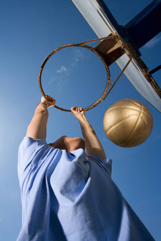 东方人,少年,成年人,一个人,运动员,学校,操场,跳,竖图,室外,白天,正面,仰视,锻炼,度假,游戏,满意,骄傲,成功,运动,信心,竞争,美景,城市风光,城市,街道,北京,日光,中国,亚洲,吊挂,握,悬挂,篮球框,景观,球场,训练,挂,玩,篮球运动员,T恤,休闲装,娱乐,球,蓝色,天空,春天,夏天,看,享受,休闲,健康,鸭舌帽,景色,放松,活力,季节,力量,伸手,握着,摄影,田径场,迅速,专心,酷,嘻哈,享乐,运送,决心,播放,瞄准,努力,街头篮球,田径运动员,挑战,篮球运动,东亚,经过,技能,无忧无虑,能力,男人,男性,年轻男性,亚洲人,中国人,年轻人,休闲活动,体育运动员,运动选手,触摸,扔,半身,彩图,低角度拍摄,欢乐,精力,摆拍,bj175