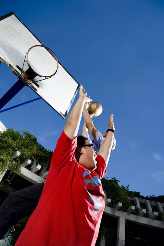 东方人,少年,成年人,两个人,学生,运动员,学校,操场,跳,微笑,竖图,室外,白天,侧面,仰视,锻炼,度假,游戏,满意,友谊,成功,运动,合作,团队,信心,竞争,美景,城市风光,城市,街道,北京,日光,中国,亚洲,对抗,握,追赶,篮球框,手表,景观,半空,训练,玩,篮球运动员,T恤,休闲装,娱乐,球,树,蓝色,天空,春天,夏天,看,站着,享受,休闲,健康,景色,放松,活力,季节,力量,平衡,凝视,伸手,握着,摄影,汗水,迅速,专心,酷,嘻哈,享乐,运送,决心,播放,瞄准,努力,街头篮球,田径运动员,挑战,篮球运动,东亚,陪同,敌对,斗争,经过,技能,陪伴,无忧无虑,能力,男人,男性,年轻男性,亚洲人,中国人,年轻人,休闲活动,体育运动员,运动选手,扔,半身,彩图,低角度拍摄,欢乐,精力,伴随,bj175