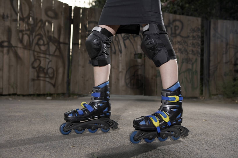 东方人,少年,成年人,一个人,学生,学校,操场,横图,室外,白天,留白,裙子,时尚,快乐,兴奋,自由,幸福,城市,北京,中国,亚洲,仅一个年轻女性,仅一个女性,仅一个人,墙,旱冰,玩,休闲装,娱乐,刺激,夏天,站着,休闲,护膝,放松,个性,活力,摄影,部分,酷,享乐,都市风光,爱好,东亚,年轻女性,女人,女性,亚洲人,中国人,年轻人,大学生,休闲活动,半身,彩图,欢乐,涂鸦,bj175