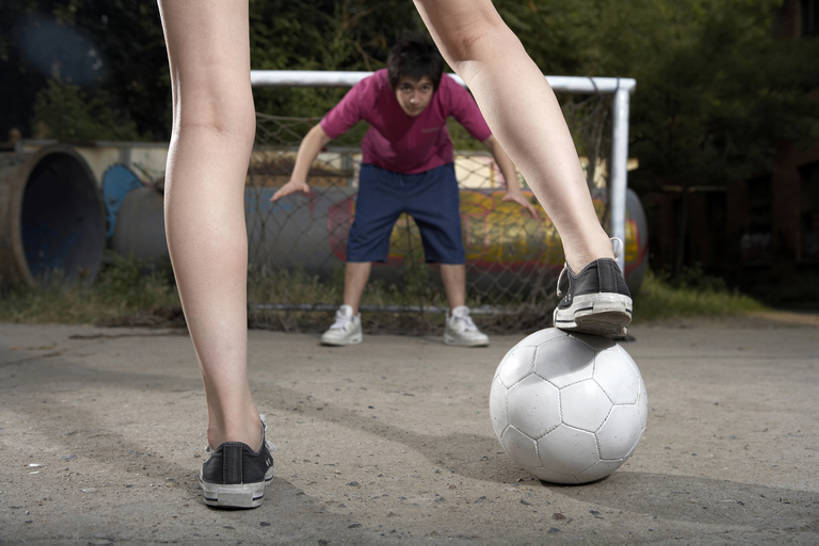 东方人,一个人,两个人,学生,运动员,横图,室外,白天,运动鞋,锻炼,时尚,快乐,友谊,运动,竞争,橄榄球,足球,北京,中国,亚洲,仅一个年轻女性,仅一个女性,仅一个人,守门员,对抗,踢,短裤,球门,球网,玩,足球运动员,T恤,娱乐,背面,夏天,站着,休闲,放松,活力,摄影,喷漆,停止,酷,享乐,都市风光,体育器械,爱好,弹性,东亚,足球网,足球运动,男人,男性,年轻男性,年轻女性,女人,女性,亚洲人,中国人,年轻人,大学生,休闲活动,体育运动员,运动选手,半身,彩图,欢乐,涂鸦,大学,足球球网,bj175