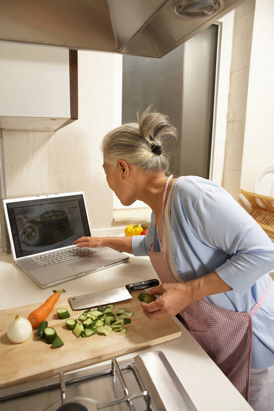 东方人,成年人,老年人,头发,一个人,家庭主妇,竖图,室内,侧面,度假,兴奋,幸福,笔记本电脑,互联网,胡萝卜,黄瓜,蔬菜,北京,中国,亚洲,敲打,握,围裙,公寓,食品,案板,教育,年轻,T恤,休闲装,输入,居家,饮食,刺激,白色,刀,打字,看,站着,休闲,健康,放松,活力,握着,摄影,生活方式,新闻,点击,敲击,退休,专心,知识,享乐,练习,关爱,中国文化,配方,东亚,食谱,搜寻,无线电技术,技能,按键,计算机,老年女性,女人,女性,亚洲人,中国人,烹调用具,休闲活动,烹调,彩图,高角度拍摄,人老心不老,bj175