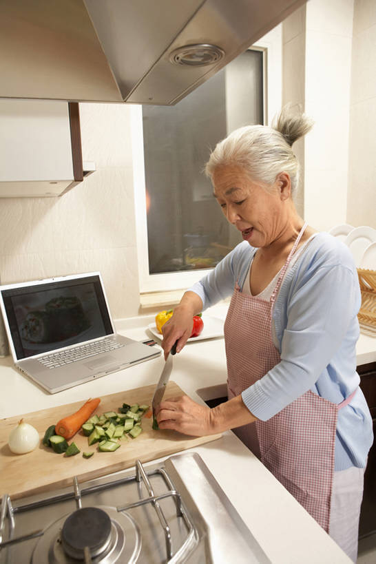 东方人,成年人,老年人,头发,一个人,家庭主妇,竖图,室内,侧面,度假,兴奋,幸福,笔记本电脑,互联网,胡萝卜,黄瓜,蔬菜,北京,中国,亚洲,仅一个女性,仅一个人,握,围裙,公寓,食品,案板,教育,年轻,T恤,休闲装,居家,饮食,刺激,白色,看,切,站着,仅一个中年女性,休闲,健康,放松,活力,握着,摄影,生活方式,新闻,退休,专心,知识,享乐,练习,关爱,中国文化,切断,配方,东亚,健康食物,食谱,技能,老年女性,女人,女性,亚洲人,中国人,休闲活动,烹调,彩图,高角度拍摄,人老心不老,bj175
