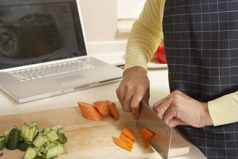 东方人,成年人,老年人,一个人,家庭主妇,横图,室内,侧面,度假,兴奋,幸福,笔记本电脑,互联网,胡萝卜,黄瓜,蔬菜,金属制品,北京,中国,亚洲,握,金属,工具,围裙,公寓,食品,案板,刀具,教育,年轻,T恤,休闲装,干净,居家,饮食,刺激,刀,切,站着,休闲,健康,放松,活力,握着,摄影,生活方式,退休,知识,享乐,练习,关爱,清新,中国文化,菜刀,切断,配方,东亚,健康食物,食谱,切菜刀,技能,老年女性,女人,女性,亚洲人,中国人,休闲活动,烹调,彩图,人老心不老,bj175