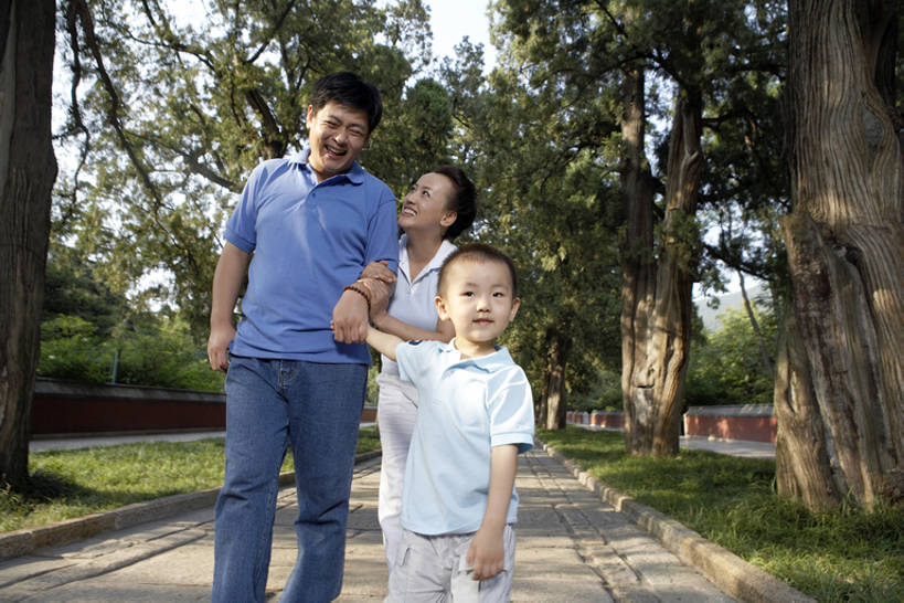 东方人,儿童,成年人,中年人,老年人,三个人,家庭,丈夫,妻子,父母,父亲,女儿,儿子,公园,站,笑,微笑,露齿笑,横图,室外,白天,留白,正面,度假,快乐,通讯,幸福,纯洁,分享,草地,草坪,植物,纺织品,北京,中国,亚洲,连接,漫步,棉布,纹路,布,纹理,人行道,织物,玩,T恤,注视,牛仔裤,休闲装,草,树,小孩,绿色,风景,自然,夏天,观察,看,站着,休闲,健康,放松,可爱,亲密,童年,童趣,摄影,生长,生活方式,观看,宁静,布匹,察看,享乐,愉悦,关注,带领,童真,东亚,烂漫,无邪,发展,陪同,肌理,陪伴,无忧无虑,天真,男孩,男人,男性,女人,女性,中年男性,中年女性,亚洲人,中国人,孩子,休闲活动,步行,手牵手,说话,站立,彩图,全身,爱,欢乐,深情,男生,好奇心,伴随,bj175