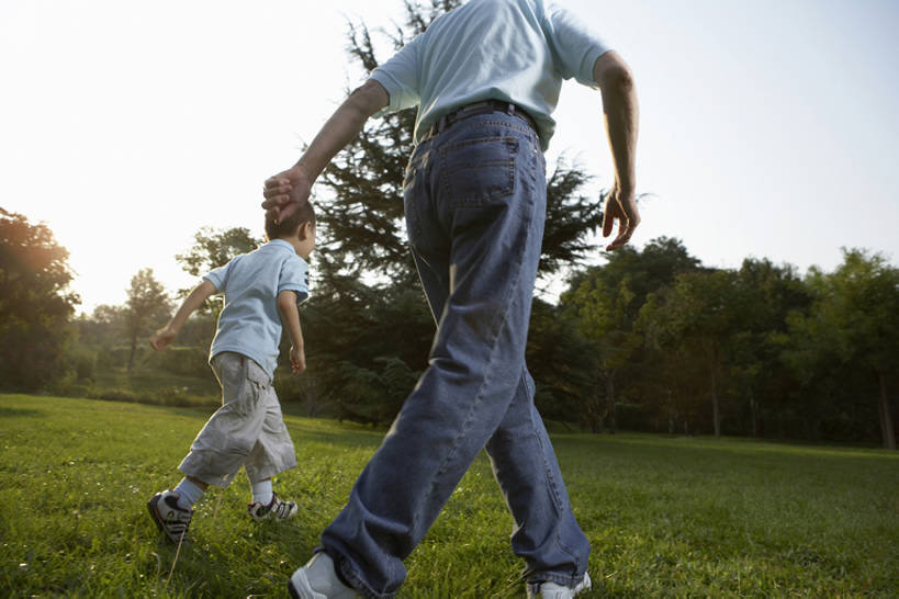 东方人,儿童,成年人,老年人,两个人,家庭,祖父,公园,站,跑,横图,室外,白天,仰视,运动鞋,度假,游戏,快乐,通讯,幸福,纯洁,分享,草地,草坪,植物,纺织品,北京,中国,亚洲,连接,漫步,棉布,纹路,布,纹理,织物,玩,T恤,牛仔裤,休闲装,刺激,草,树,小孩,背面,绿色,风景,蓝天,自然,夏天,站着,休闲,健康,放松,可爱,亲密,童年,童趣,摄影,生长,生活方式,布匹,退休,享乐,愉悦,亲情,童真,东亚,烂漫,无邪,发展,陪同,肌理,陪伴,无忧无虑,天真,老年男性,男孩,男人,男性,亚洲人,中国人,孩子,孙子,休闲活动,步行,站立,彩图,低角度拍摄,全身,爱,欢乐,深情,男生,伴随,bj175