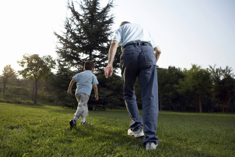 东方人,儿童,成年人,老年人,两个人,家庭,祖父,公园,站,跑,横图,室外,白天,仰视,运动鞋,度假,游戏,快乐,通讯,幸福,纯洁,分享,草地,草坪,植物,纺织品,北京,中国,亚洲,连接,漫步,棉布,纹路,布,纹理,织物,玩,T恤,牛仔裤,休闲装,刺激,草,树,小孩,背面,绿色,风景,蓝天,自然,夏天,站着,休闲,健康,放松,可爱,亲密,童年,童趣,摄影,生长,生活方式,布匹,退休,享乐,愉悦,亲情,童真,东亚,烂漫,无邪,发展,陪同,肌理,陪伴,无忧无虑,天真,老年男性,男孩,男人,男性,亚洲人,中国人,孩子,孙子,休闲活动,步行,站立,彩图,低角度拍摄,全身,爱,欢乐,深情,男生,伴随,bj175