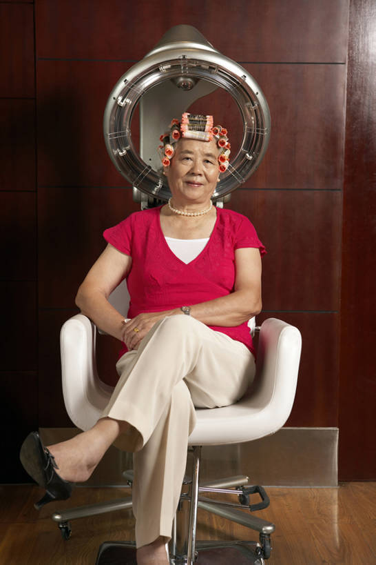 东方人,成年人,老年人,头发,一个人,服务员,美容院,竖图,室内,正面,时尚,技术,家具,椅子,珠宝,北京,中国,亚洲,工作,蒸汽,墙,二郎腿,注视,休闲装,现代,顾客,白色,观察,看,职业,休闲,服务,摄影,生活方式,观看,烫发,技巧,理发店,卷发棒,卷发器,察看,享乐,风格,吹风,关注,清新,肖像,手艺,等,烫发器,东亚,美发用品,技能,技艺,烘干,老年女性,女人,女性,亚洲人,中国人,卷发,服务生,侍者,美发师,坐着,彩图,妙技,魅力,本领,改进,bj175