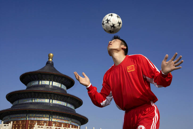 东方人,成年人,头,头发,一个人,运动员,天坛,横图,室外,白天,侧面,仰视,运动服,锻炼,旅游,度假,游戏,快乐,兴奋,热情,比赛,运动,信心,竞争,技术,橄榄球,足球,名胜古迹,太阳,建筑,北京,日光,中国,亚洲,握,文化遗产,首都,半空,训练,足球运动员,历史,娱乐,传统,刺激,球,蓝色,黑色,蓝天,夏天,站着,享受,休闲,健康,旅游胜地,奥运,放松,平衡,握着,摄影,技巧,专心,练习,体育运动,旧的,中国文化,努力,手艺,头球,田径运动,挑战,弹性,东亚,远古,爱国主义,勇气,古代文明,技能,技艺,体育,足球运动,男人,男性,年轻男性,亚洲人,中国人,年轻人,头部,体育运动员,运动选手,彩图,低角度拍摄,健身,妙技,传统文化,本领,精力,bj175