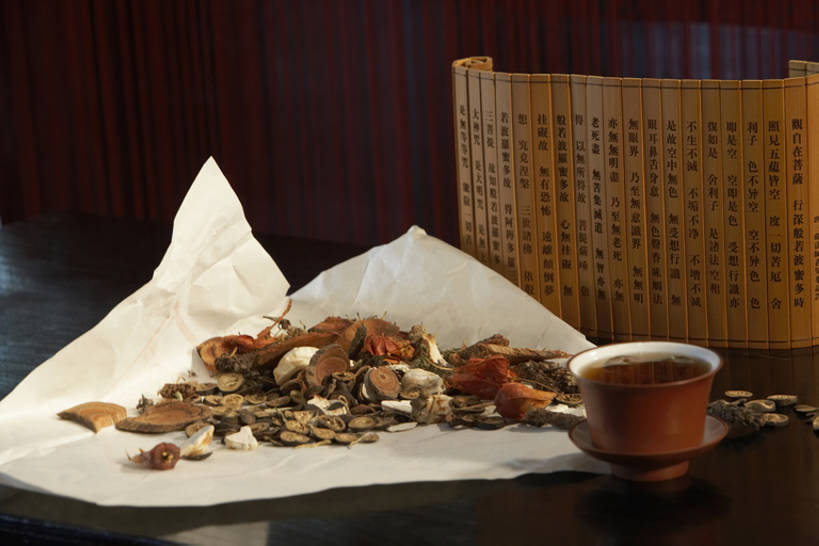 无人,横图,室内,植物,茶,桌子,静物,北京,中国,亚洲,药,堆叠,包裹,纸,茶道,草药,药草,传统,汤碗,饮食,中药,树叶,饮料,自然,医疗用品,茶馆,健康,汉字,摄影,卷,竹简,医疗,旧的,中国文化,药材,中草药,东亚,热饮,东亚文化,中药材,本草,茶杯,彩图,传统文化,物理疗法,成分,bj175