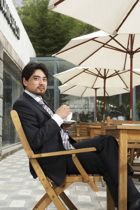 咖啡,东方人,成年人,中年人,一个人,商务人士,商务男性,微笑,竖图,室外,白天,侧面,衬衫,西装,商务,成功,信心,笔记本电脑,地板,阳台,桌子,城市,杯子,椅子,北京,中国,亚洲,仅一个男性,仅一个人,仅一个中年男性,喝,握,套装,正装,伞,雨伞,遮阳伞,院子,门口,食品,咖啡杯,领带,地面,饮品,注视,阳伞,饮食,木地板,食物,饮料,观察,看,休闲,放松,读,握着,摄影,观看,察看,毛发,高雅,太阳伞,关注,可口,商务装,工薪阶层,东亚,热饮,黑咖啡,一套,适口,男人,男性,亚洲人,中国人,山羊胡,白领,上班族,休闲活动,坐着,彩图,衬衣,餐馆,咖啡馆,办公室职员,bj175