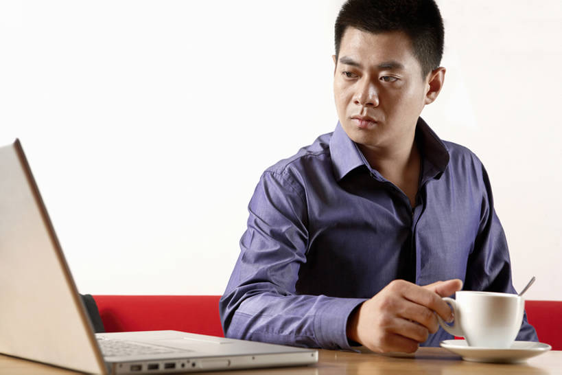 咖啡,东方人,成年人,一个人,商务人士,商务男性,办公室,横图,室内,正面,衬衫,通讯,笔记本电脑,互联网,技术,桌子,城市,北京,中国,亚洲,喝,敲打,套装,墙,食品,咖啡杯,饮品,联系,干净,输入,现代,饮食,食物,饮料,打字,休息,休闲,健康,舒服,放松,读,摄影,点击,敲击,便利,专心,可口,商务装,工薪阶层,东亚,热饮,黑咖啡,无线电技术,适口,认真,按键,计算机,男人,男性,年轻男性,亚洲人,中国人,年轻人,白领,上班族,茶杯,休闲活动,坐着,半身,彩图,衬衣,咖啡馆,办公室职员,bj175