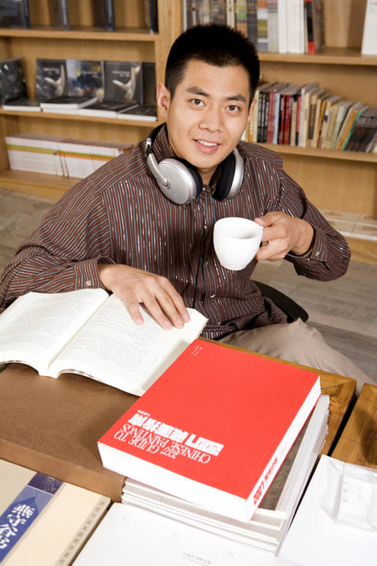 咖啡,东方人,成年人,一个人,图书馆,办公室,书店,笑,微笑,露齿笑,竖图,室内,快乐,通讯,幸福,茶,书架,桌子,城市,杂志,北京,中国,亚洲,喝,握,研究,木制,纸,食品,咖啡杯,饮品,教育,热,音乐,注视,现代,饮食,食物,饮料,耳麦,观察,看,休闲,健康,放松,读,握着,摄影,观看,察看,高雅,享乐,关注,可口,东亚,热饮,黑咖啡,适口,无忧无虑,男人,男性,年轻男性,亚洲人,中国人,年轻人,茶杯,书,休闲活动,坐着,半身,彩图,高角度拍摄,欢乐,bj175
