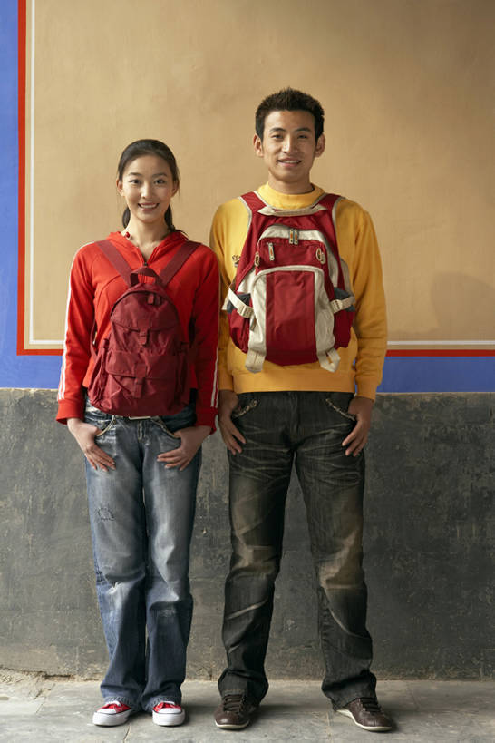 东方人,成年人,两个人,故宫,天坛,笑,微笑,露齿笑,竖图,室外,白天,正面,毛衣,运动服,运动鞋,旅游,度假,快乐,友谊,幸福,分享,名胜古迹,标志建筑,地标,建筑,纺织品,北京,中国,亚洲,行人,游客,游人,棉布,遗迹,纹路,布,纹理,墙,织物,注视,牛仔裤,休闲装,古迹,文物,娱乐,建设,古建筑,路人,旅客,观察,看,站着,享受,休闲,健康,旅游胜地,放松,亲密,摄影,观看,布匹,察看,马尾辫,享乐,关注,中国文化,记忆,肖像,古文明,东亚,背包客,陪同,肌理,陪伴,过客,男人,男性,年轻男性,年轻女性,女人,女性,亚洲人,中国人,年轻人,情侣,休闲活动,彩图,全身,旅行,欢乐,伴随,bj175