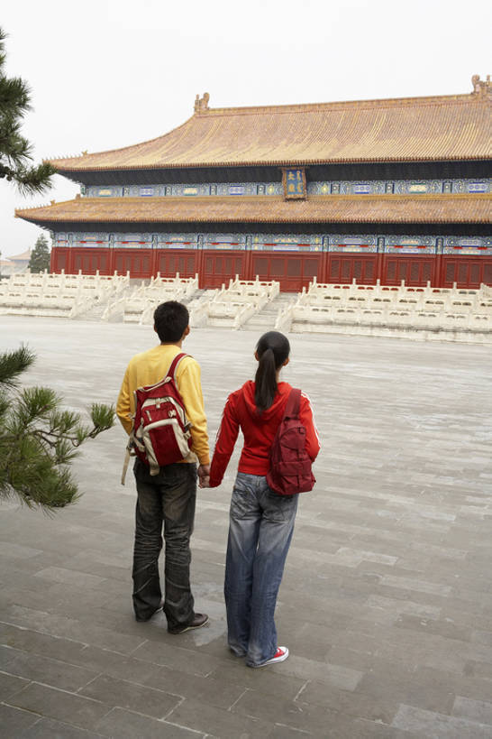 东方人,成年人,两个人,故宫,天坛,竖图,室外,白天,毛衣,运动服,运动鞋,爱情,旅游,度假,快乐,幸福,分享,名胜古迹,标志建筑,地标,建筑,纺织品,北京,中国,亚洲,行人,游客,游人,棉布,遗迹,纹路,布,纹理,织物,浪漫,注视,牛仔裤,休闲装,古迹,历史,文物,娱乐,建设,古建筑,太庙,路人,旅客,背面,观察,看,站着,享受,休闲,健康,温暖,温馨,旅游胜地,恩爱,放松,亲密,恋人,摄影,观看,布匹,和睦,察看,马尾辫,享乐,关注,中国文化,古文明,东亚,背包客,陪同,肌理,陪伴,过客,男人,男性,年轻男性,年轻女性,女人,女性,亚洲人,中国人,年轻人,情侣,休闲活动,手牵手,彩图,高角度拍摄,旅行,爱,欢乐,伴侣,融洽,好奇心,伴随,bj175