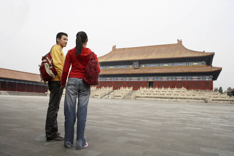 东方人,成年人,两个人,故宫,横图,室外,白天,留白,仰视,毛衣,运动服,运动鞋,爱情,旅游,度假,快乐,幸福,分享,名胜古迹,标志建筑,地标,建筑,纺织品,北京,中国,亚洲,行人,游客,游人,棉布,遗迹,纹路,布,纹理,织物,浪漫,注视,牛仔裤,休闲装,古迹,历史,文物,娱乐,建设,古建筑,太庙,路人,旅客,背面,天空,观察,看,站着,享受,休闲,健康,温暖,温馨,旅游胜地,恩爱,放松,亲密,恋人,摄影,观看,布匹,和睦,察看,马尾辫,享乐,关注,中国文化,古文明,东亚,背包客,陪同,肌理,陪伴,过客,男人,男性,年轻男性,年轻女性,女人,女性,亚洲人,中国人,年轻人,情侣,休闲活动,手牵手,彩图,低角度拍摄,高角度拍摄,影棚拍摄,旅行,爱,欢乐,伴侣,融洽,好奇心,伴随,bj175