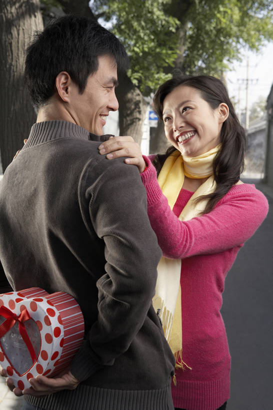 东方人,成年人,两个人,丈夫,妻子,微笑,竖图,室外,白天,正面,毛衣,爱情,快乐,兴奋,幸福,纯洁,太阳,玫瑰,礼物,北京,中国,情人节,亚洲,握,庆祝,冬天,浪漫,牛仔裤,休闲装,外套,刺激,盒子,花,树,背面,容器,巧克力,看,亲昵,站着,温暖,温馨,面对面,调情,恩爱,放松,可爱,童年,童趣,握着,约会,恋人,摄影,生活方式,纪念,留念,惊奇,和睦,等,怀念,童真,东亚,烂漫,无邪,背手,陪同,真爱,陪伴,天真,男人,男性,年轻男性,年轻女性,女人,女性,亚洲人,中国人,年轻人,心型,情侣,半身,彩图,爱,欢乐,深情,伴侣,融洽,伴随,bj175