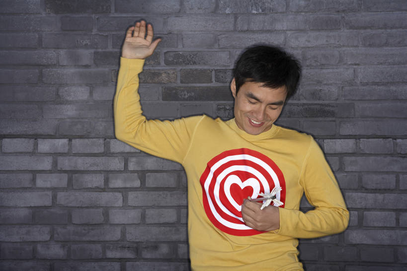 东方人,成年人,一个人,笑,微笑,横图,室外,白天,正面,毛衣,快乐,幸福,太阳,北京,中国,情人节,亚洲,仅一个男性,仅一个人,庆祝,冬天,飞镖盘,浪漫,注视,牛仔裤,休闲装,砖墙,仅一个年轻男性,箭,观察,看,亲昵,站着,靶子,放松,约会,摄影,生活方式,观看,纪念,留念,靶心,惊奇,幽默,察看,关注,怀念,丘比特,镖盘,镖靶,东亚,真爱,男人,男性,年轻男性,亚洲人,中国人,年轻人,心型,张开手臂,半身,彩图,爱,欢乐,一见钟情,bj175