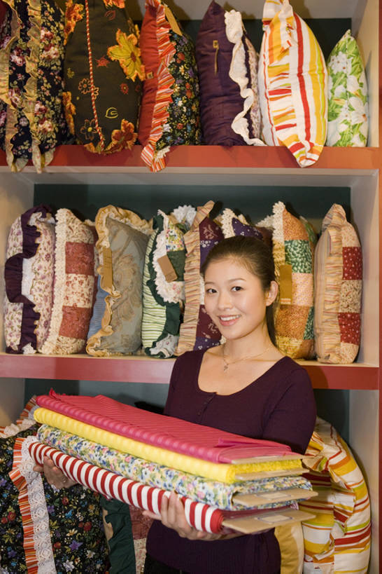 东方人,一个人,商店,笑,微笑,露齿笑,竖图,室内,正面,毛衣,购物,时尚,快乐,满意,幸福,消费,窗户,落地窗,城市,橱窗,商场,纺织品,北京,中国,亚洲,仅一个年轻女性,仅一个女性,仅一个人,握,注视,休闲装,商铺,现代,顾客,玻璃窗,枕头,观察,看,试穿,站着,决定,零售,服务,握着,金融,摄影,多样,观看,察看,挑选,购买,关注,销售,出示,选择,贩卖,选购,贸易,东亚,玻璃橱窗,血拼,陈列柜,市肆,商号,式样,年轻女性,女人,女性,亚洲人,中国人,年轻人,售货员,休闲活动,半身,彩图,高角度拍摄,欢乐,店铺,bj175