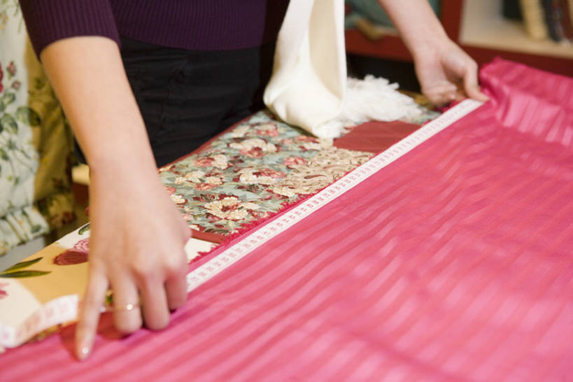 东方人,一个人,裁缝,商店,横图,室内,特写,侧面,毛衣,购物,时尚,快乐,满意,消费,窗户,落地窗,城市,橱窗,商场,纺织品,北京,中国,亚洲,仅一个年轻女性,仅一个女性,仅一个人,工作,测量,休闲装,商铺,现代,顾客,玻璃窗,粉色,尺,卷尺,工艺品,看,站着,职业,零售,服务,艺术家,摄影,销售,贩卖,东亚,玻璃橱窗,工匠,市肆,商号,年轻女性,女人,女性,亚洲人,中国人,年轻人,售货员,休闲活动,彩图,高角度拍摄,欢乐,店铺,bj175