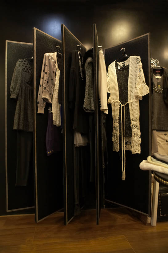 无人,商店,竖图,室内,正面,毛衣,购物,时尚,消费,城市,商场,衣架,北京,中国,亚洲,商品,墙,现代,外套,衣服,白色,黑色,决定,零售,试衣间,摄影,服装店,华贵,出示,选择,更衣室,东亚,陈列柜,彩图,bj175