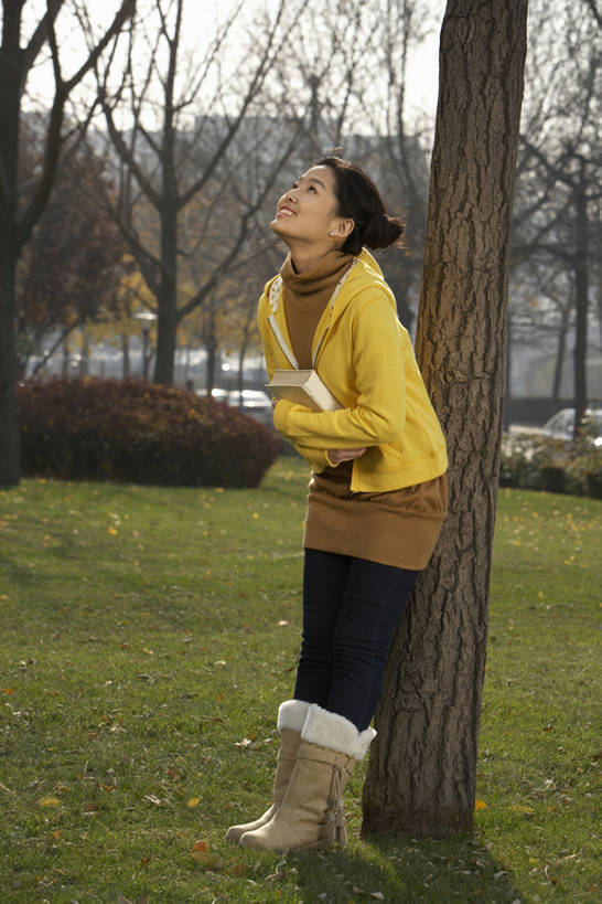 东方人,成年人,一个人,学生,公园,笑,微笑,露齿笑,竖图,室外,白天,侧面,度假,快乐,幸福,北京,中国,亚洲,握,学习,休闲装,校园,树,黄色,靠,靠着,向上看,站着,休闲,放松,握着,摄影,享乐,东亚,滑雪靴,无忧无虑,年轻女性,女人,女性,亚洲人,中国人,年轻人,大学生,书,休闲活动,彩图,全身,欢乐,大学,雪靴,bj175