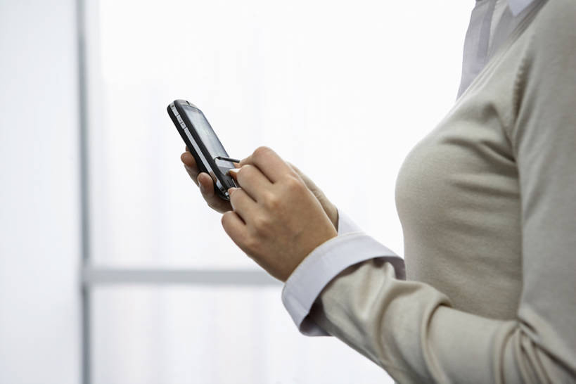 东方人,成年人,一个人,商务女性,办公室,横图,室内,留白,侧面,毛衣,商务,通讯,信心,技术,窗户,手机,北京,中国,亚洲,仅一个女性,握,写,朦胧,模糊,工作,联系,现代,站着,职业,办公大楼,握着,摄影,生活方式,发短信,智能手机,东亚,无线电技术,年轻女性,女人,女性,亚洲人,中国人,白领,半身,彩图,办公室职员,数码笔,bj175