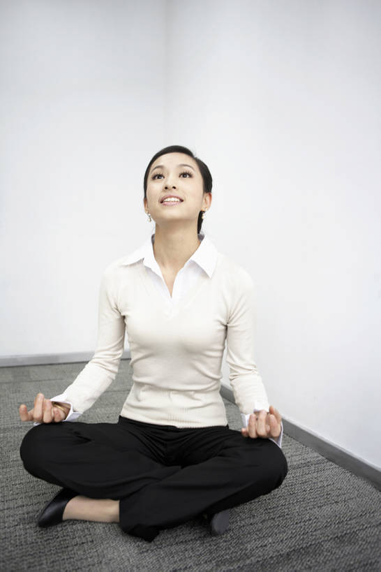东方人,一个人,商务人士,商务女性,办公室,微笑,竖图,俯视,航拍,室内,正面,毛衣,锻炼,商务,满意,地板,北京,中国,亚洲,工作,墙,现代,白色,看,职业,休息,休闲,办公大楼,禅,放松,瑜珈,摄影,生活方式,鸟瞰,东亚,莲花坐式,灵性,年轻女性,女人,女性,亚洲人,中国人,年轻人,白领,休闲活动,盘着腿坐,坐着,彩图,高角度拍摄,全身,办公室职员,bj175