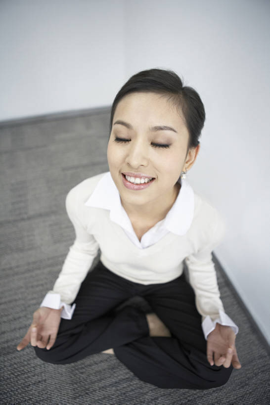 东方人,一个人,商务人士,商务女性,办公室,微笑,竖图,室内,特写,正面,毛衣,锻炼,商务,满意,地板,北京,中国,亚洲,工作,墙,现代,白色,职业,休息,休闲,办公大楼,禅,放松,瑜珈,摄影,生活方式,东亚,莲花坐式,灵性,年轻女性,女人,女性,亚洲人,中国人,年轻人,白领,休闲活动,闭着眼睛,盘着腿坐,坐着,彩图,高角度拍摄,全身,办公室职员,bj175