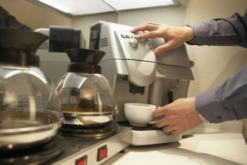 咖啡,东方人,成年人,中年人,手,一个人,商务人士,商务男性,办公室,横图,室内,特写,衬衫,商务,厨房,北京,中国,亚洲,仅一个男性,仅一个人,仅一个中年男性,握,套装,正装,朦胧,模糊,工作,墙,咖啡杯,咖啡壶,饮食,饮料,站着,职业,休息,休闲,办公大楼,放松,握着,摄影,部分,操作,经理,咖啡机,小卖部,商务装,工薪阶层,东亚,男人,男性,中年男性,亚洲人,中国人,白领,上班族,茶杯,彩图,衬衣,办公室职员,bj175