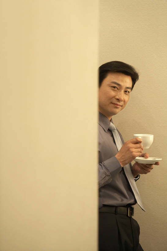 咖啡,东方人,成年人,中年人,一个人,商务人士,商务男性,办公室,微笑,竖图,室内,留白,侧面,衬衫,商务,快乐,北京,中国,亚洲,仅一个男性,仅一个人,仅一个中年男性,喝,握,套装,正装,工作,手表,墙,咖啡杯,领带,注视,饮食,饮料,茶碟,观察,看,站着,职业,休息,休闲,办公大楼,放松,握着,摄影,观看,察看,经理,关注,小卖部,商务装,工薪阶层,东亚,热饮,男人,男性,中年男性,亚洲人,中国人,白领,上班族,彩图,衬衣,办公室职员,bj175