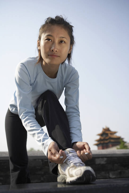 东方人,成年人,一个人,故宫,竖图,室外,白天,正面,运动鞋,锻炼,运动,鞋子,北京,中国,亚洲,仅一个年轻女性,仅一个女性,仅一个人,捆扎,准备,鞋带,T恤,休闲装,蓝天,夏天,站着,休闲,健康,活力,摄影,扣,东亚,年轻女性,女人,女性,亚洲人,中国人,年轻人,休闲活动,彩图,bj175