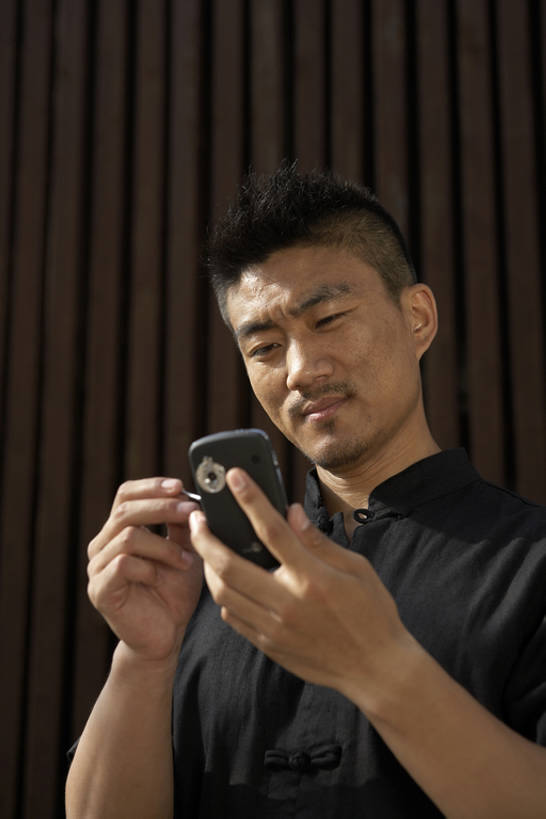 东方人,成年人,肌肉,健壮,一个人,微笑,竖图,室外,白天,正面,快乐,幸福,技术,手机,北京,中国,亚洲,仅一个男性,仅一个人,敲打,握,联系,输入,水笔,仅一个年轻男性,打字,站着,休闲,比较,放松,力量,握着,摄影,点击,敲击,组织,便利,享乐,中国文化,反差,东亚,无线电技术,按键,男人,男性,年轻男性,亚洲人,中国人,年轻人,休闲活动,半身,彩图,传统服装,欢乐,电子记事本,数码笔,bj175