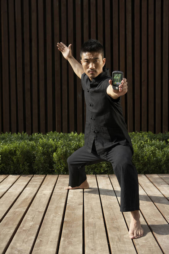 东方人,成年人,肌肉,健壮,一个人,公园,举,竖图,室外,白天,正面,锻炼,运动,技术,武术,手机,北京,中国,亚洲,仅一个男性,仅一个人,握,联系,光脚,传统,仅一个年轻男性,托,站着,休闲,健康,赤脚,比较,放松,力量,握着,摄影,便利,太极,热身,中国文化,出示,反差,武打,东亚,武功,无线电技术,体育,男人,男性,年轻男性,亚洲人,中国人,年轻人,休闲活动,举起,举手,举着,向上举,向上伸,向上托,彩图,全身,传统服装,健身,武学,电子记事本,bj175