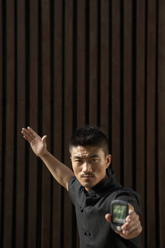 东方人,成年人,脸,头,脸颊,肌肉,健壮,一个人,公园,举,竖图,室外,白天,留白,正面,锻炼,运动,技术,武术,手机,北京,中国,亚洲,仅一个男性,仅一个人,握,注视,肩膀,仅一个年轻男性,观察,看,托,站着,休闲,概念,健康,比较,放松,力量,握着,摄影,观看,察看,便利,太极,关注,热身,中国文化,出示,反差,武打,东亚,武功,无线电技术,体育,男人,男性,年轻男性,亚洲人,中国人,年轻人,头部,脸部,脸蛋,面部,休闲活动,举起,举手,举着,向上举,向上伸,向上托,彩图,传统服装,健身,武学,电子记事本,bj175