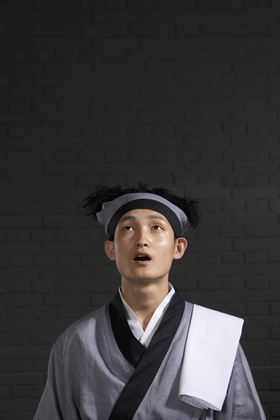 东方人,成年人,脸,头,脸颊,一个人,服务员,商店,竖图,正面,制服,仅一个男性,仅一个人,准备,墙,古典,传统,汤碗,肩膀,古代,仅一个年轻男性,灰色,毛巾,向上看,张嘴,服务,摄影,惊奇,中国文化,张大嘴巴,远古,男人,男性,年轻男性,亚洲人,中国人,年轻人,头部,脸部,脸蛋,面部,服务生,侍者,张开嘴,彩图,影棚拍摄,传统服装,装扮,传统文化,西汉王朝,bj175