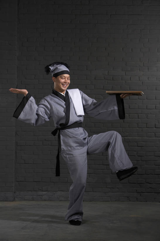 东方人,成年人,一个人,服务员,商店,站,举,笑,微笑,露齿笑,横图,正面,制服,快乐,幸福,仅一个男性,仅一个人,表演,握,准备,墙,古典,餐盘,注视,传统,古代,仅一个年轻男性,灰色,盘子,毛巾,观察,看,托,站着,职业,平衡,服务,握着,摄影,观看,幽默,单腿,动作,察看,愉悦,关注,中国文化,努力,问候,远古,男人,男性,年轻男性,亚洲人,中国人,年轻人,服务生,侍者,举起,举手,举着,向上举,向上伸,向上托,站立,彩图,全身,影棚拍摄,传统服装,装扮,欢乐,喜剧演员,传统文化,西汉王朝,bj175