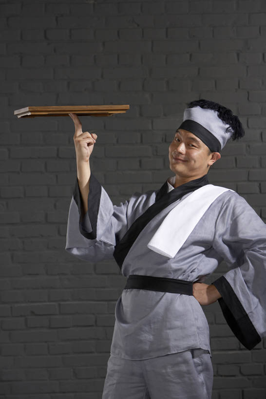 东方人,成年人,一个人,服务员,商店,举,笑,微笑,露齿笑,横图,正面,制服,快乐,幸福,骄傲,仅一个男性,仅一个人,表演,握,准备,墙,古典,餐盘,注视,手叉腰,传统,古代,仅一个年轻男性,灰色,盘子,叉腰,观察,看,托,职业,平衡,服务,握着,摄影,观看,幽默,察看,双手叉腰,愉悦,关注,中国文化,努力,问候,远古,男人,男性,年轻男性,亚洲人,中国人,年轻人,服务生,侍者,举起,举手,举着,向上举,向上伸,向上托,彩图,影棚拍摄,传统服装,装扮,欢乐,喜剧演员,传统文化,西汉王朝,bj175