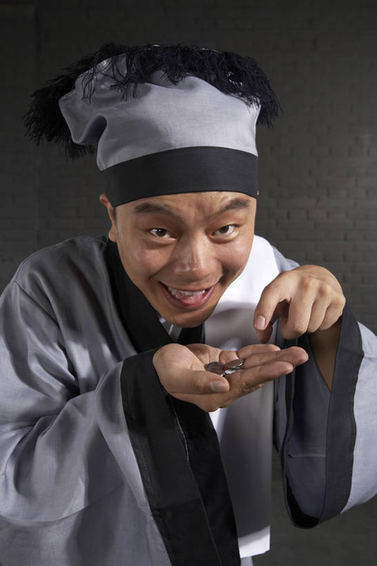 东方人,成年人,一个人,服务员,商店,笑,微笑,露齿笑,竖图,正面,制服,快乐,兴奋,贪欲,幸福,赚钱,钱,人民币,仅一个男性,仅一个人,许多,握,准备,检查,钱币,很多,古典,注视,传统,古代,仅一个年轻男性,灰色,观察,看,服务,握着,财富,金融,摄影,收获,经济,观看,惊奇,幽默,察看,指着,享乐,关注,中国文化,流通,贸易,远古,货币,现金,硬币,男人,男性,年轻男性,亚洲人,中国人,年轻人,服务生,侍者,半身,彩图,影棚拍摄,传统服装,装扮,欢乐,传统文化,西汉王朝,赏钱,bj175