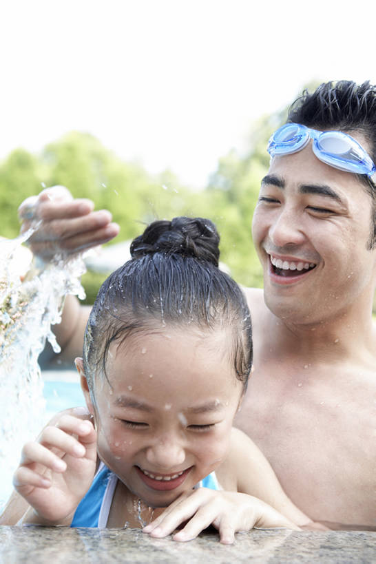 游泳,东方人,儿童,脸,头,脸颊,两个人,家庭,父亲,女儿,游泳池,站,笑,微笑,竖图,室外,特写,白天,正面,运动模糊,锻炼,快乐,幸福,纯洁,上海,中国,亚洲,连接,湿,溅,眼镜,泳镜,娱乐,肩膀,小孩,游泳眼镜,夏天,站着,休闲,健康,温暖,温馨,父女,一家人,可爱,童年,童趣,潜水,摄影,生活方式,和睦,享乐,愉悦,爱好,户外活动,童真,东亚,烂漫,无邪,陪同,陪伴,天真,男孩,男人,男性,年轻男性,女孩,亚洲人,中国人,孩子,年轻人,头部,脸部,脸蛋,面部,休闲活动,闭着眼睛,站立,彩图,融洽,男生,伴随,bj175