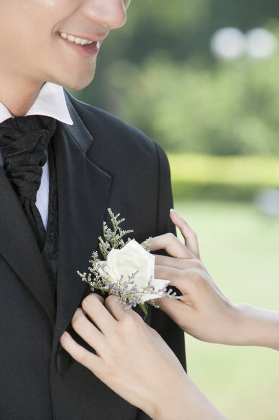 东方人,成年人,中年人,两个人,夫妻,新娘,新郎,笑,微笑,露齿笑,竖图,室外,特写,白天,侧面,爱情,婚礼,快乐,幸福,酒店,上海,中国,亚洲,握,准备,服装,庆祝,胸花,浪漫,传统,花,站着,恩爱,握着,恋人,摄影,严肃,享乐,神圣,调整,典礼,古典风格,东亚,陪同,燕尾服,陪伴,开端,认真,男人,男性,年轻女性,女人,女性,中年男性,亚洲人,中国人,年轻人,夫妇,情侣,半身,彩图,礼服,装扮,欢乐,襟花,伴侣,伴随,bj175