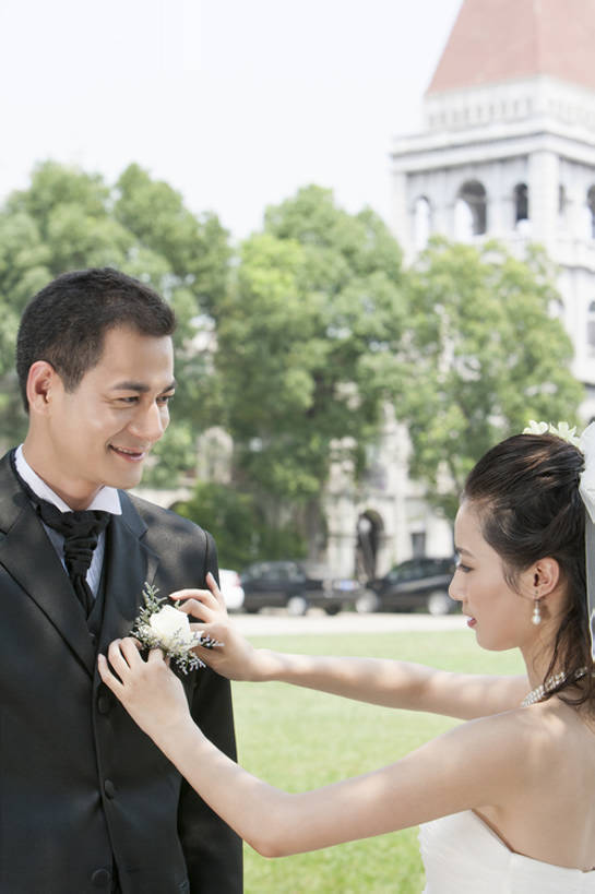 东方人,成年人,中年人,两个人,夫妻,丈夫,妻子,新娘,新郎,微笑,竖图,室外,白天,留白,侧面,婚纱,爱情,婚礼,快乐,幸福,酒店,上海,中国,亚洲,握,准备,服装,庆祝,胸花,浪漫,传统,花,站着,面对面,恩爱,亲密,握着,恋人,摄影,严肃,享乐,神圣,调整,典礼,古典风格,东亚,陪同,燕尾服,陪伴,开端,认真,男人,男性,年轻女性,女人,女性,中年男性,亚洲人,中国人,年轻人,夫妇,情侣,张开手臂,半身,彩图,礼服,装扮,爱,欢乐,深情,襟花,伴侣,伴随,bj175