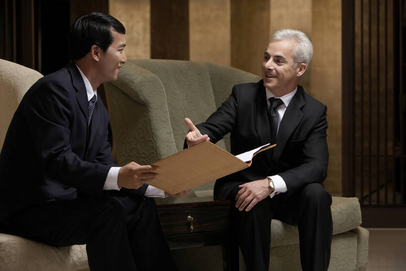 东方人,成年人,中年人,老年人,两个人,同事,商务人士,商务男性,微笑,横图,室内,侧面,衬衫,商务,讨论,快乐,通讯,幸福,成功,合作,团队,集体,信心,椅子,上海,中国,亚洲,握,套装,开会,工作,会议,文件,队伍,手势,职业,面对面,同意,握着,摄影,合同,领导,指着,经理,成就,商务装,合伙,领袖,工薪阶层,东亚,陪同,采访,陪伴,把握,团结,男人,男性,白种人,亚洲人,中国人,白领,上班族,说话,坐着,彩图,衬衣,建议,打手势,商务会议,掌控,伴随,bj175